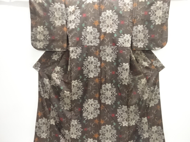  アンティーク　橘唐草に花模様織り出し本場泥大島紬着物(割り込み絣)